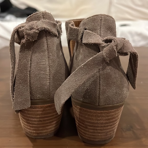 Lucky Brand Betsee Suede Peep Toe Booties Size 7.5 So cute ties in back - Picture 5 of 8